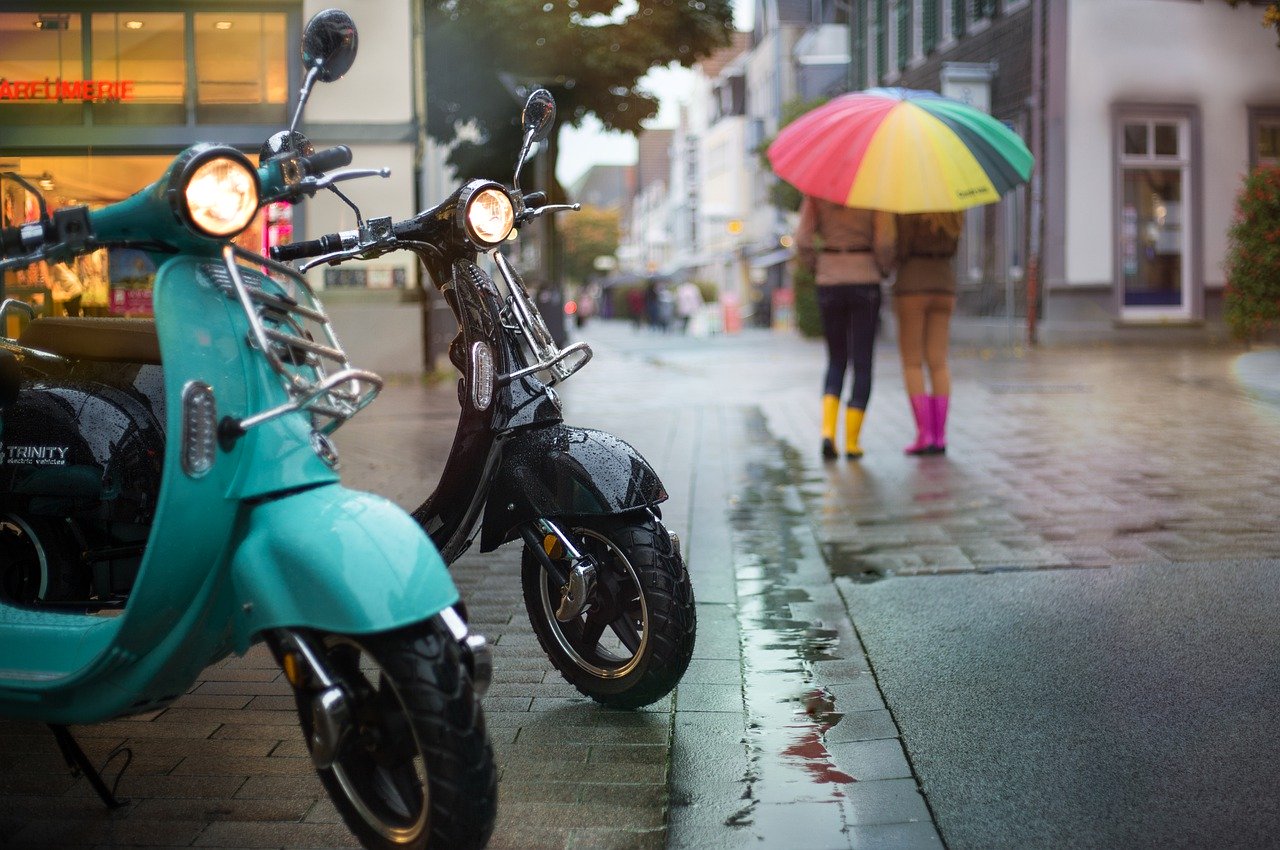 Des scooters électriques dans un rue